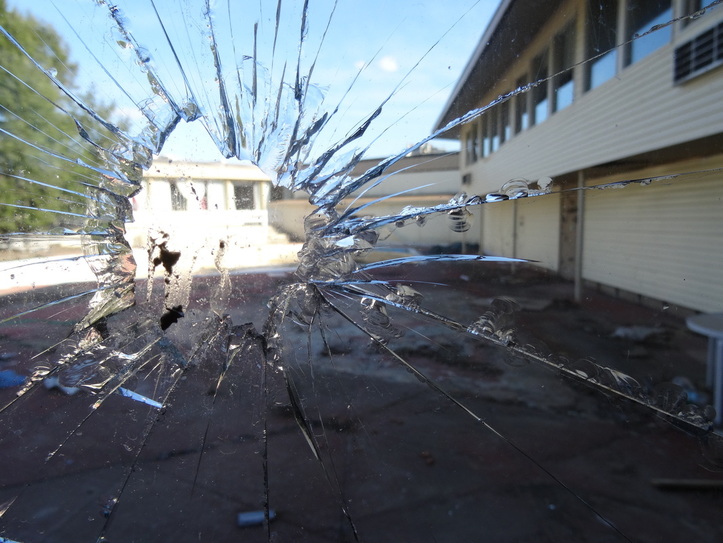 shattered glass motel